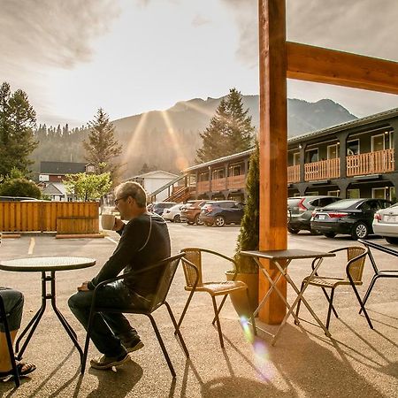 Crystal Springs Lodge Radium Hot Springs Exterior foto