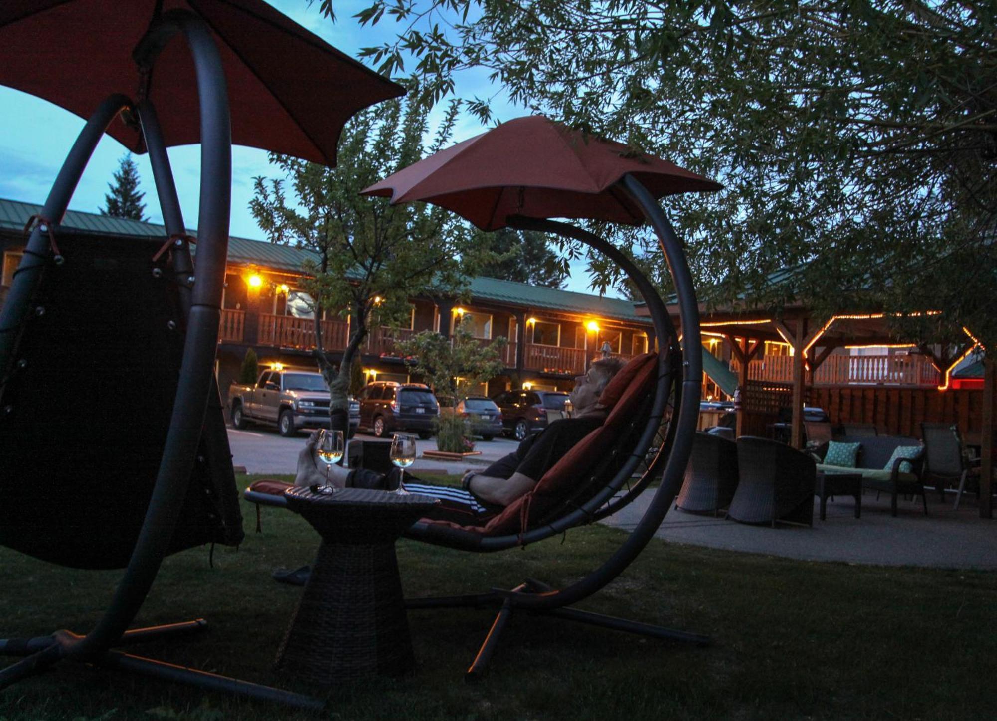 Crystal Springs Lodge Radium Hot Springs Exterior foto