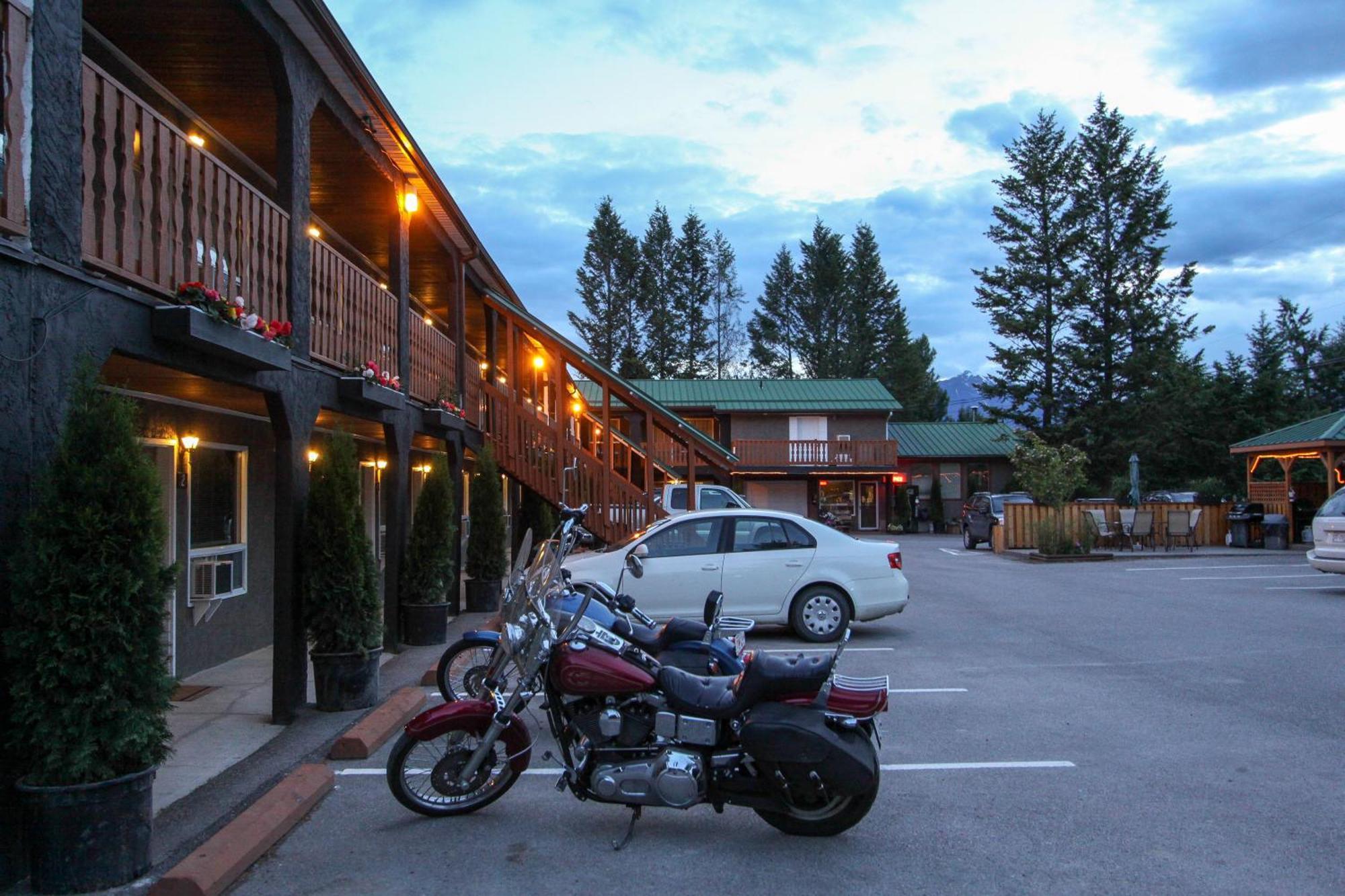 Crystal Springs Lodge Radium Hot Springs Exterior foto