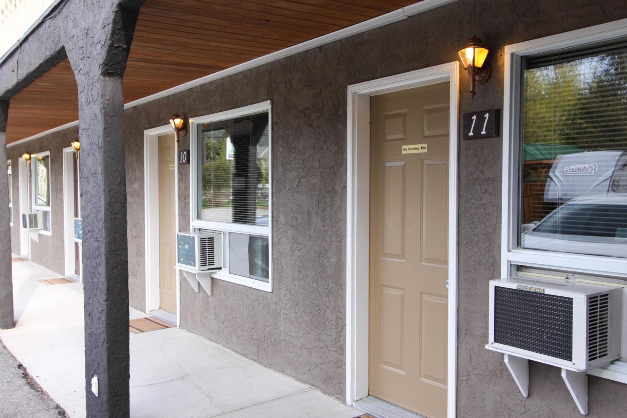 Crystal Springs Lodge Radium Hot Springs Exterior foto
