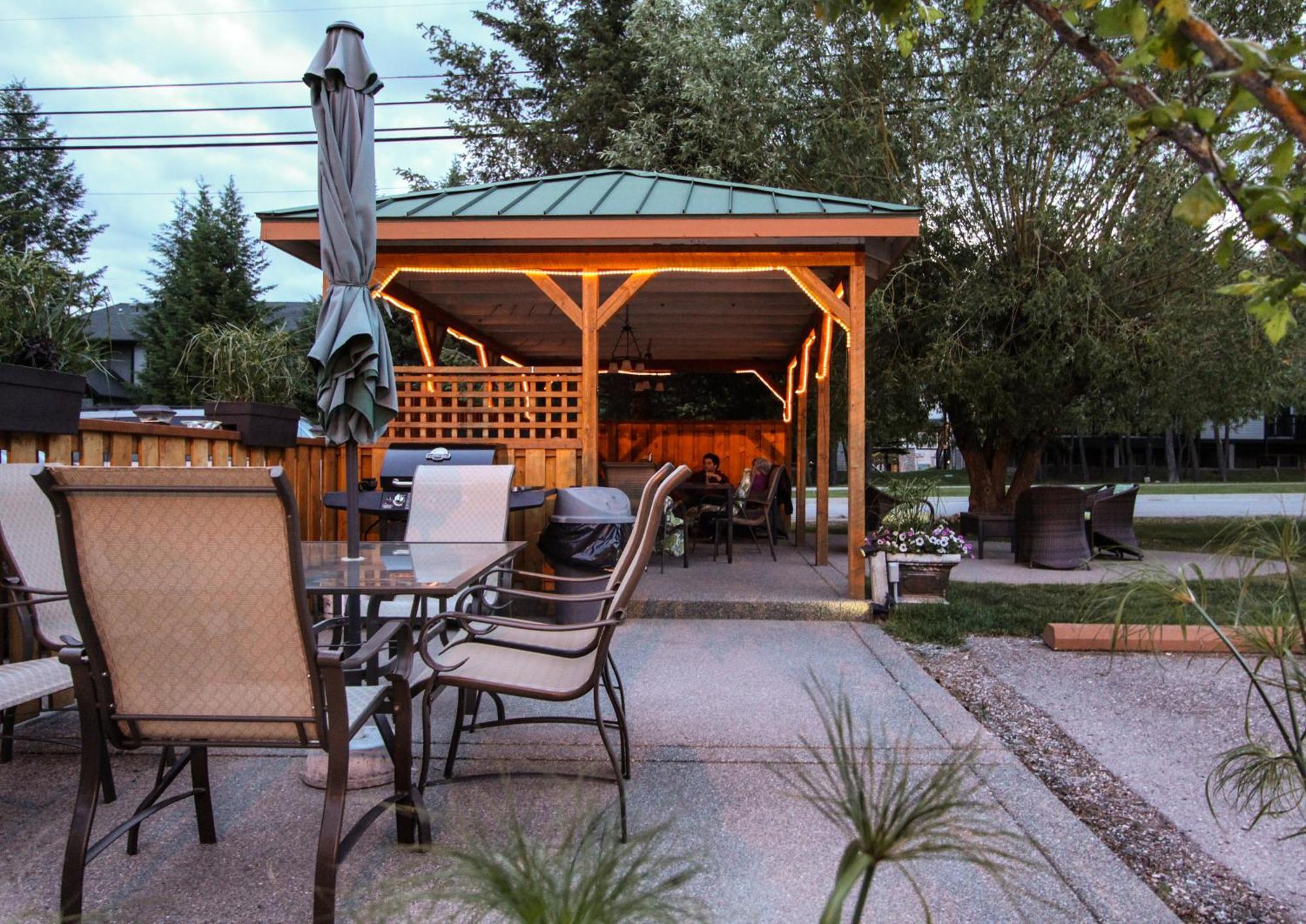 Crystal Springs Lodge Radium Hot Springs Exterior foto